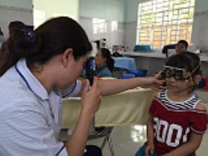 Khám sàng lọc bệnh về mắt cho học sinh tại các trường THCS thuộc Q.Ninh Kiều (TP Cần Thơ) - Ảnh: T.LŨY